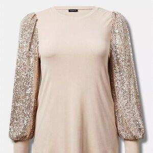 Crew neckline.
Sequin blouson sleeves. 
Ribbed details.